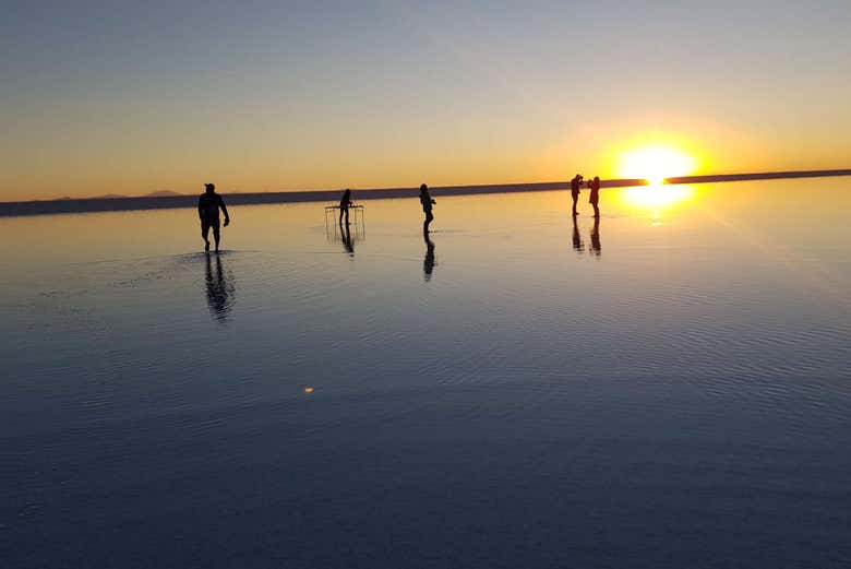 Passeggiando all'alba nel Salar di Uyuni