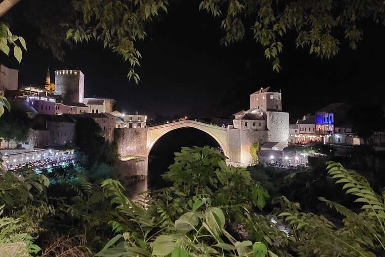 El puente de Mostar iluminado en la noche