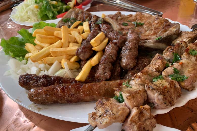 Comeréis un rico plato de carne a la parrilla