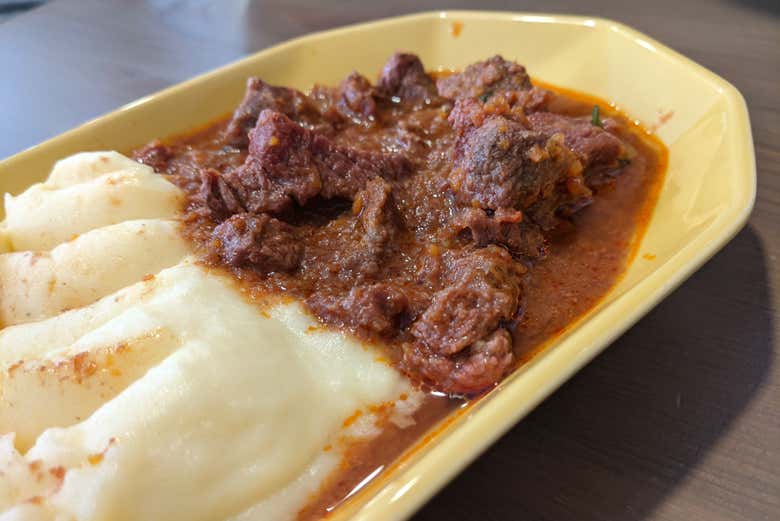 Un plato de estofado y puré