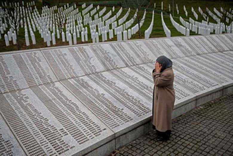 Mulher rezando em Srebrenica