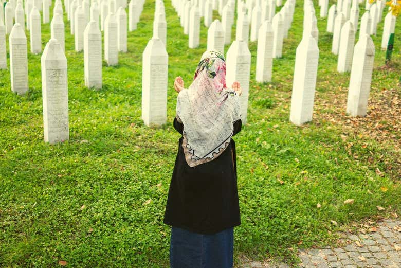 Una donna in preghiera a Srebrenica