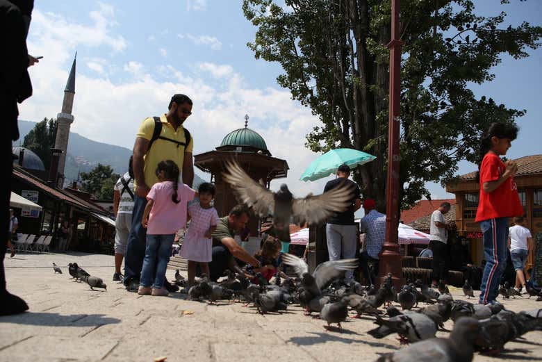 Una familia conociendo Sarajevo