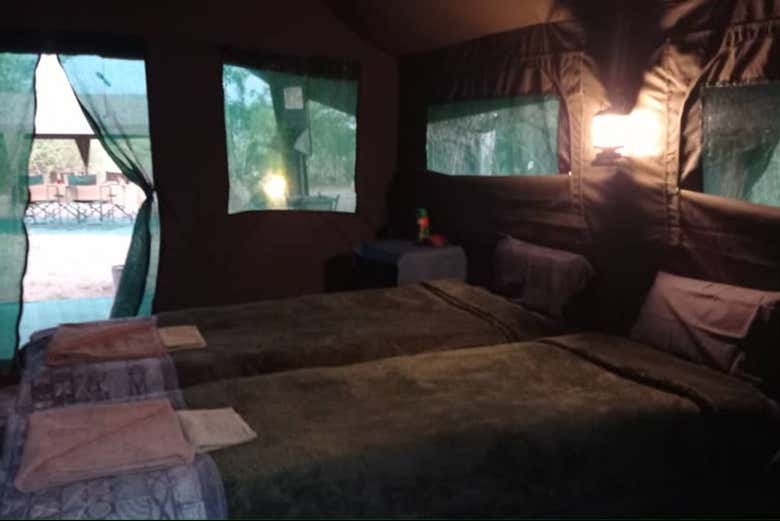 Las camas del interior de la tienda de campaña iluminada