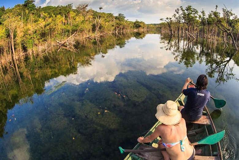 Rota de canoa por Tapajós