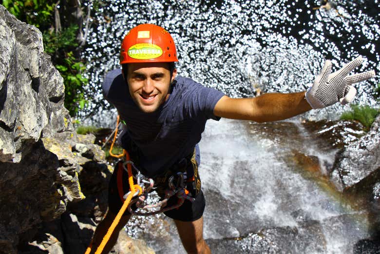 Disfrutando de la actividad de rápel