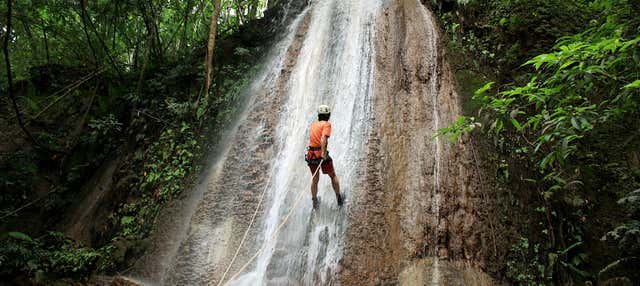 Rapel na cachoeira Água Fria