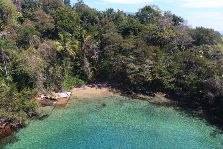 Playa paradisíaca en medio de la naturaleza