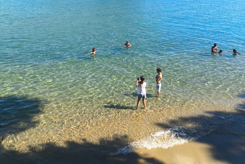Tomando un baño en Praia das Gordas