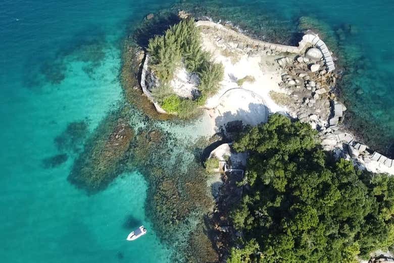 Get views of the Duas Irmãs Island from the viewpoint