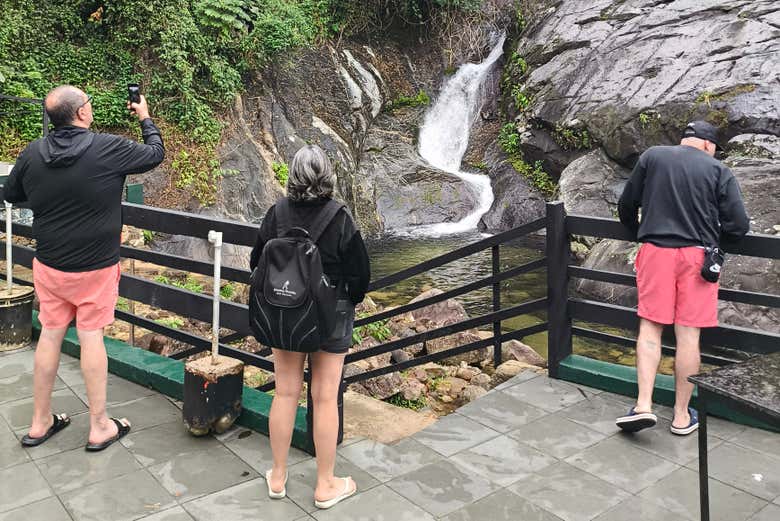 Tomando fotos en la cascada de Agua Encantada