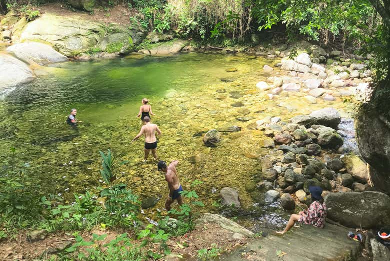 Disfrutando de la visita a Poço Esmeralda