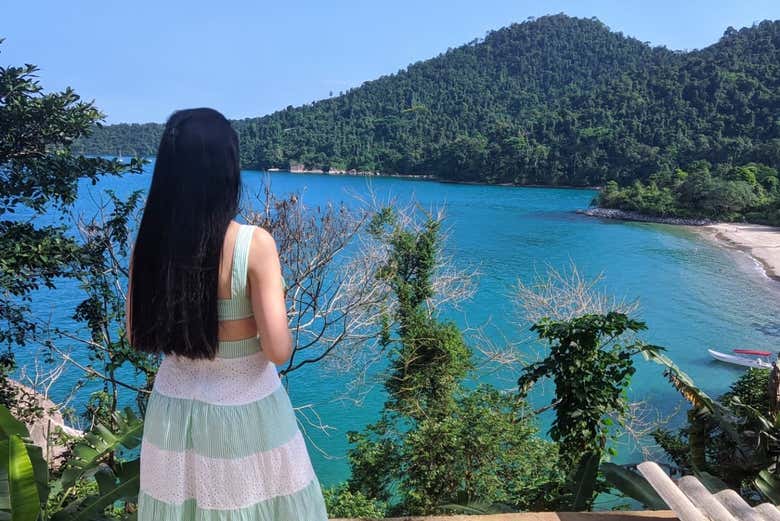 Contemplando as belas paisagens das praias de Angra dos Reis