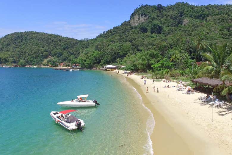Sobrevoaremos a Praia das Flechas na Ilha da Gipóia