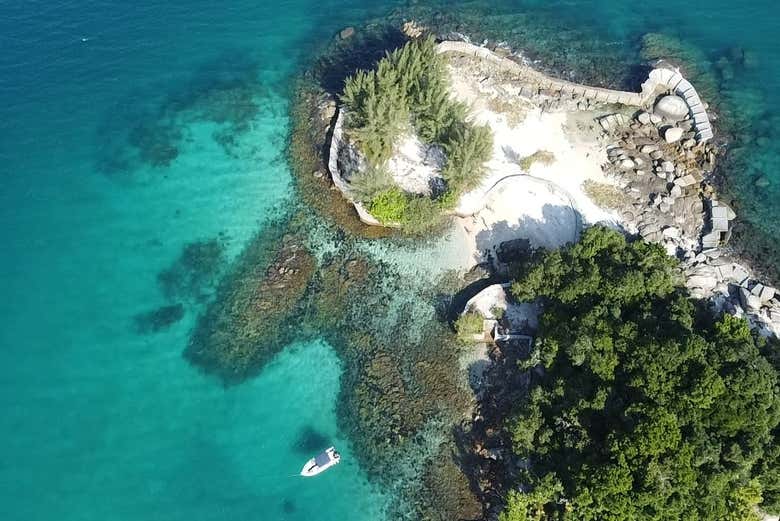 Vista de drone da Ilha Duas Irmãs