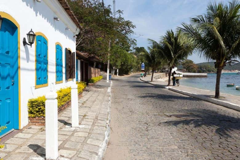Casa tradicional na orla de uma praia de Búzios