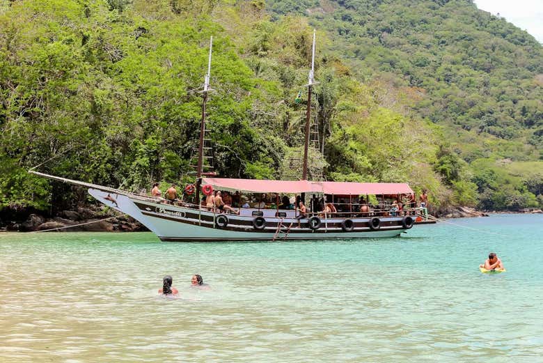 Veleiro navegando pela costa de Angra dos Reis