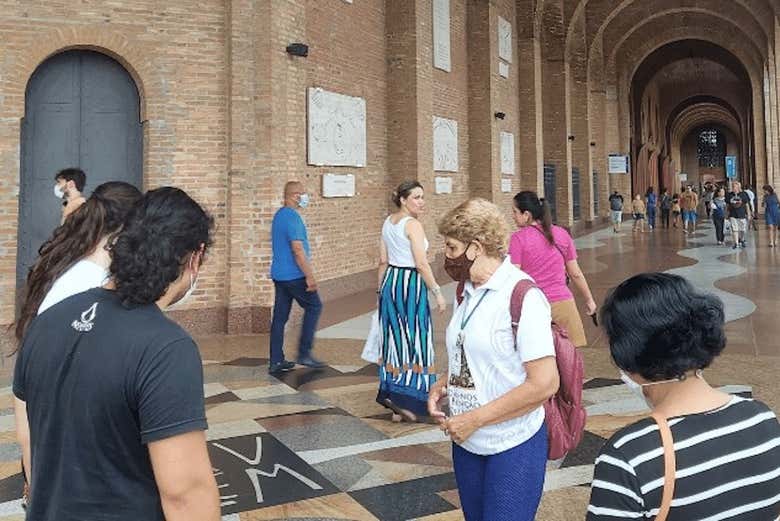 Escutando as explicações do guia