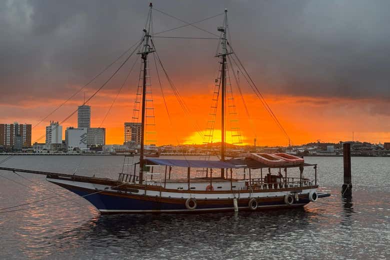 El barco en el río Sergipe durante el atardecer