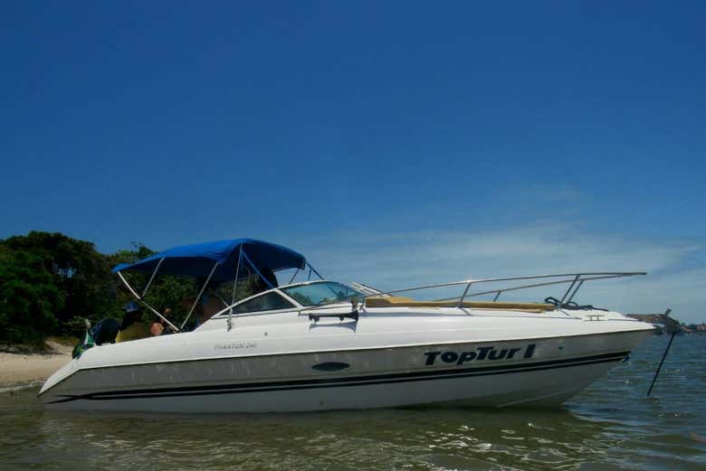 Boat at Ilha dos Namorados