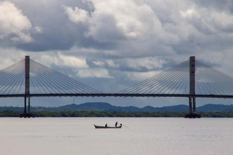 Un barco pescador con el Puente Aracaju-Barra dos Coqueiros