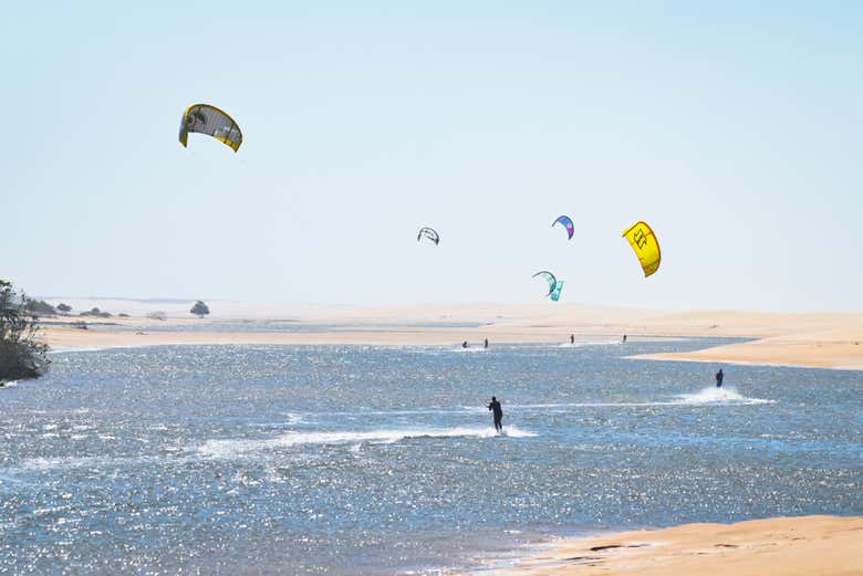 Praticando kitesurf