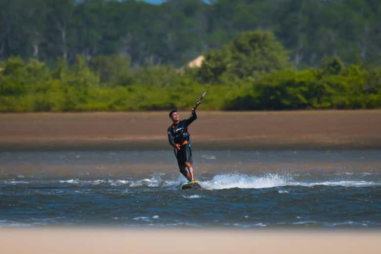 Praticando kitesurf