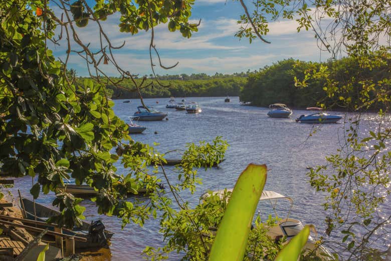 Embarcações no rio Caraíva