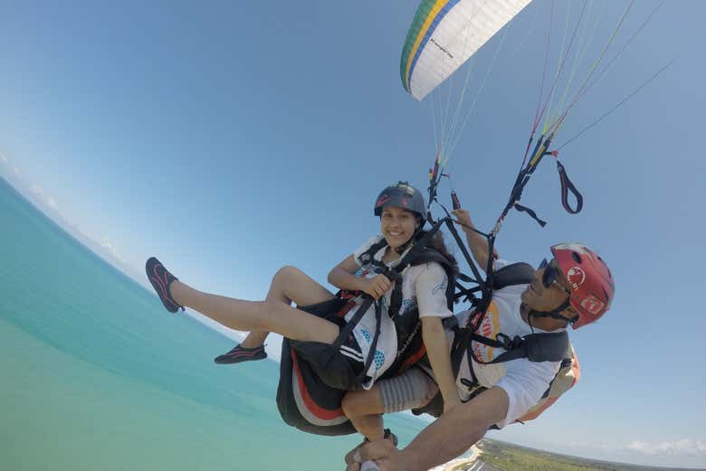 Durante o voo de parapente com o instrutor