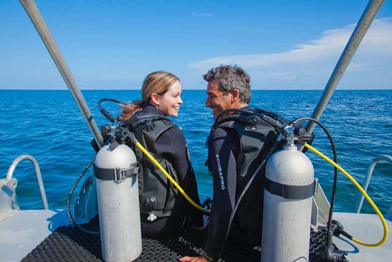Casal preparado para o batismo de mergulho