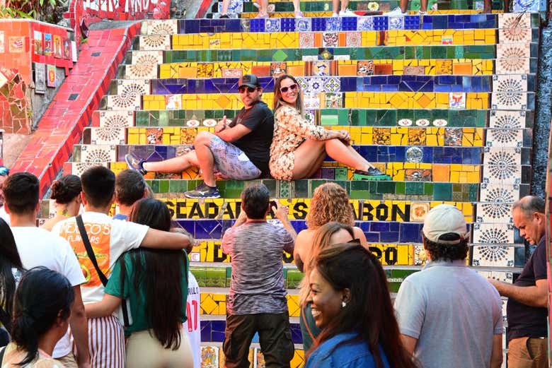 Posando en las escaleras Selarón de Río de Janeiro