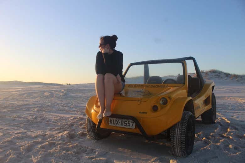 Admirando as vistas durante o tour de buggy