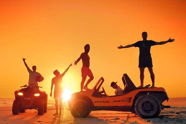 Desfrutando do tour de buggy com amigos
