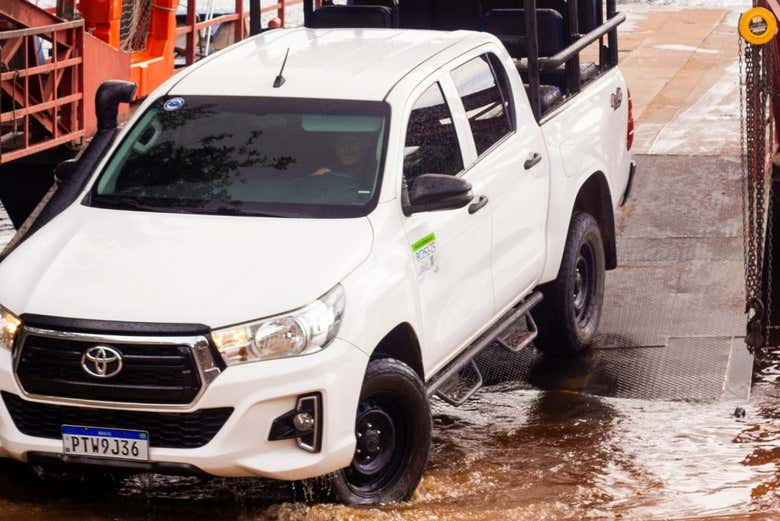 O veículo em uma das lagoas