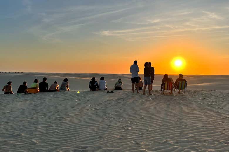 Foto de grupo disfrutando del atardecer