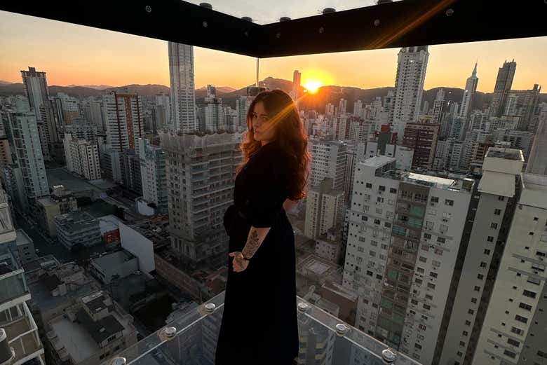 Posando bajo el atardecer de Balneario Camboriú