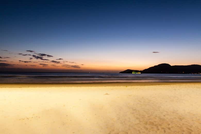 Conhecendo a praia à noite