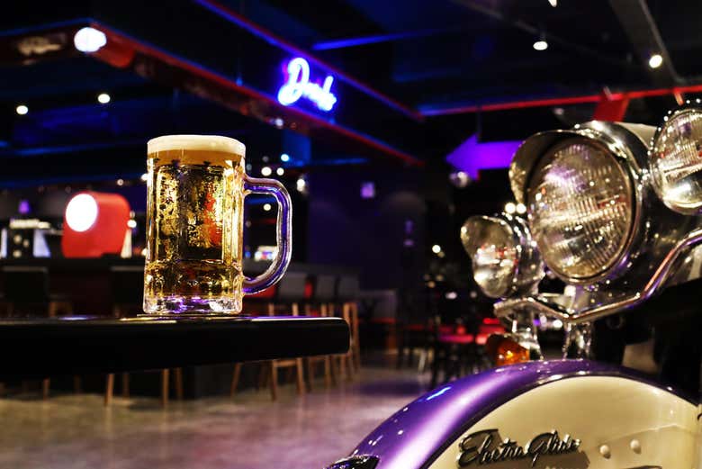 Tomando uma cerveja no Classic Car Show