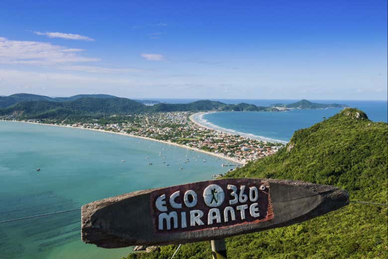 Formações rochosas na praia de Mariscal