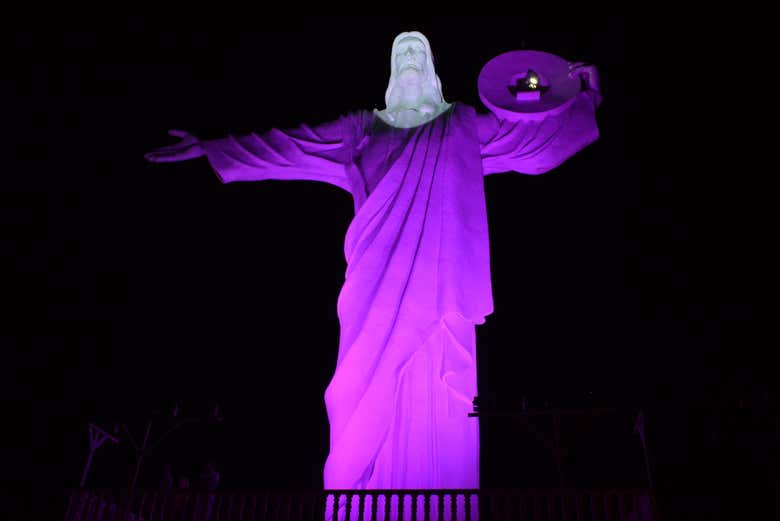 Cristo Luz iluminado en la noche