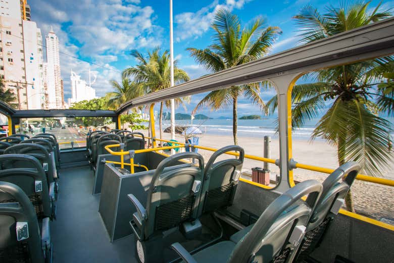 Interior do ônibus panorâmico