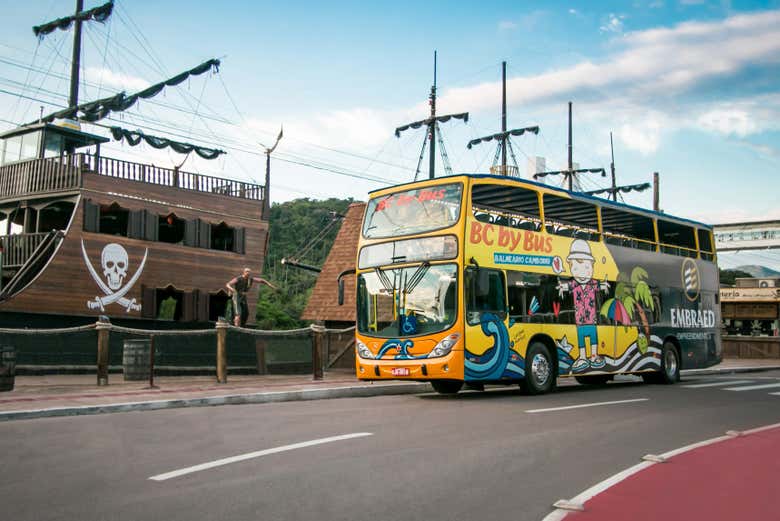 Ônibus panorâmico passando pelo barco pirata