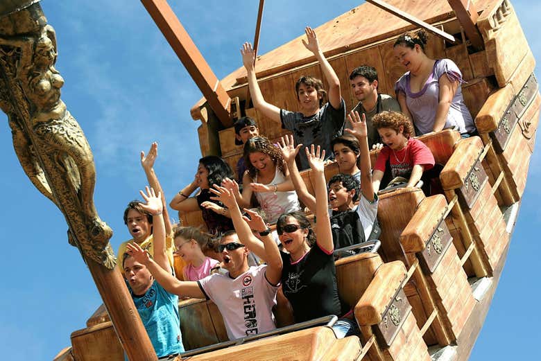 Desfrutando de uma montanha-russa no Beto Carrero World