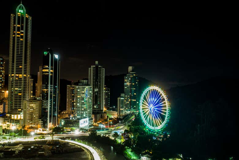 Roda-gigante de Balneário Camboriú iluminada