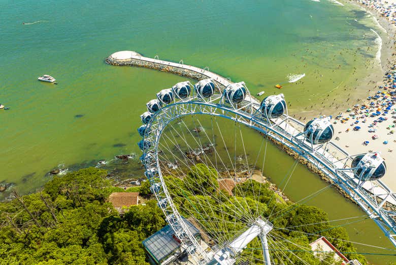 A roda-gigante oferece uma incrível vista do mar