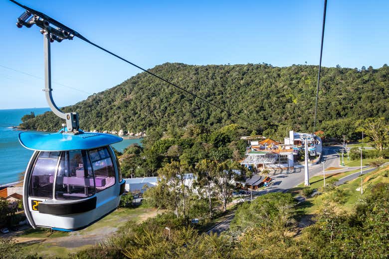 Viajando en teleférico desde la playa de Laranjeiras