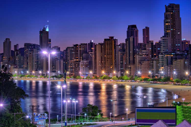 Admirando el moderno skyline iluminado