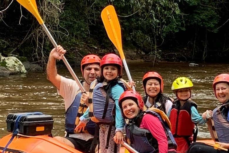 Praticando rafting em família