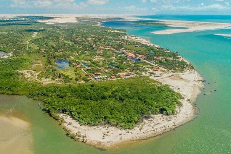 Población de Atins con sus lagunas desde las alturas