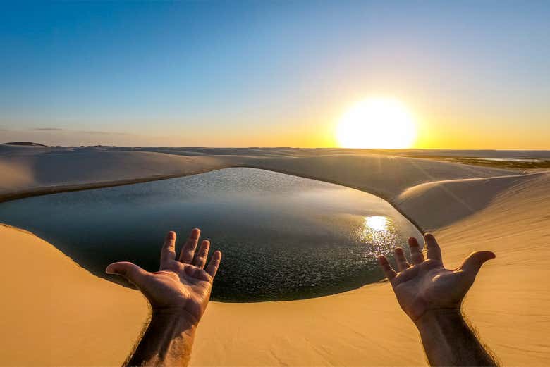 Entardecer sobre as dunas e lagoas